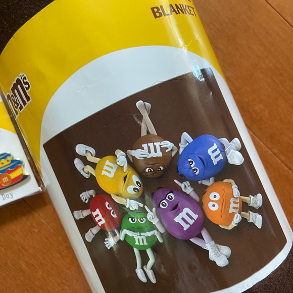 M&M fleece blanket & fashion pin bundle - Picture 11 of 11